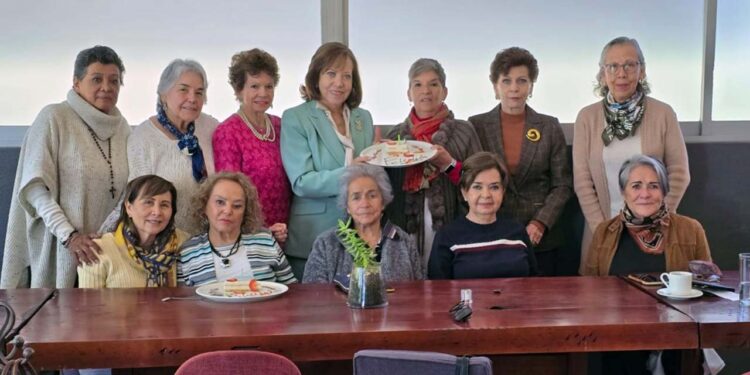 Foto: Rubén Morales // Sus amigas las colmaron de felicitaciones y buenos deseos por un año más de vida.