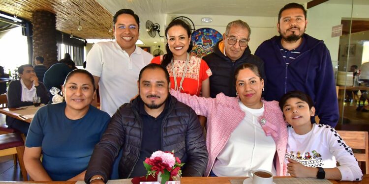 Fotos: Rubén Morales // Sus más cercanos lo colmaron de felicitaciones y bendiciones.