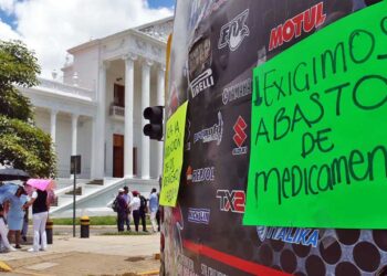 Foto: Luis Alberto Cruz // Trabajadores del Hospital Civil exhiben las carencias del sistema de salud en Oaxaca.