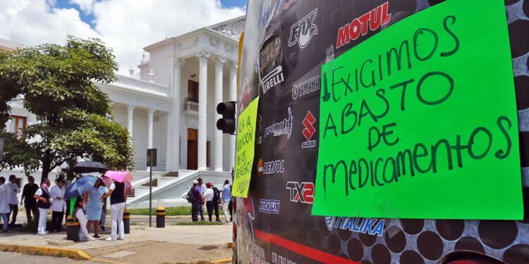 Foto: Luis Alberto Cruz // Trabajadores del Hospital Civil exhiben las carencias del sistema de salud en Oaxaca.
