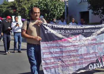 Foto: Luis Alberto Cruz // Trabajadores del Hospital Civil realizan una marcha de la Fuente de las 8 Regiones a las oficinas centrales de los Servicios de Salud de Oaxaca.