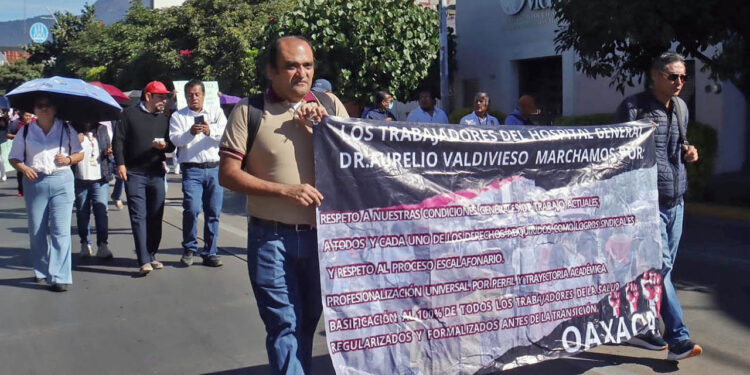 Foto: Luis Alberto Cruz // Trabajadores del Hospital Civil realizan una marcha de la Fuente de las 8 Regiones a las oficinas centrales de los Servicios de Salud de Oaxaca.