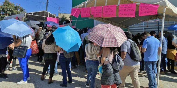 Logran burócratas revisión de plazas de 1,344 despedidos tras decreto