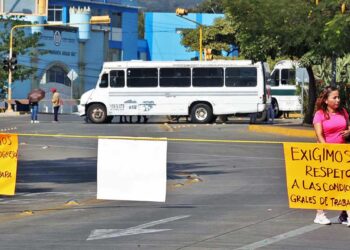 Foto: Luis Alberto Cruz // Trabajadores de la salud bloquearon el crucero de la Fuente de las 8 Regiones.
