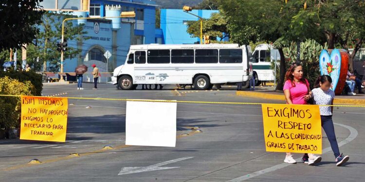 Foto: Luis Alberto Cruz // Trabajadores de la salud bloquearon el crucero de la Fuente de las 8 Regiones.