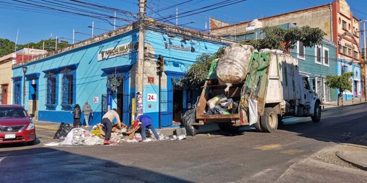 Foto: Jesús Santiago // Trabajadores del sindicato independiente 3 de marzo retiraron la basura.