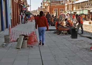 Foto: Lisbeth Reyes Mejía // Trabajadores de la construcción en las obras de rehabilitación en la calle de Flores Magón.