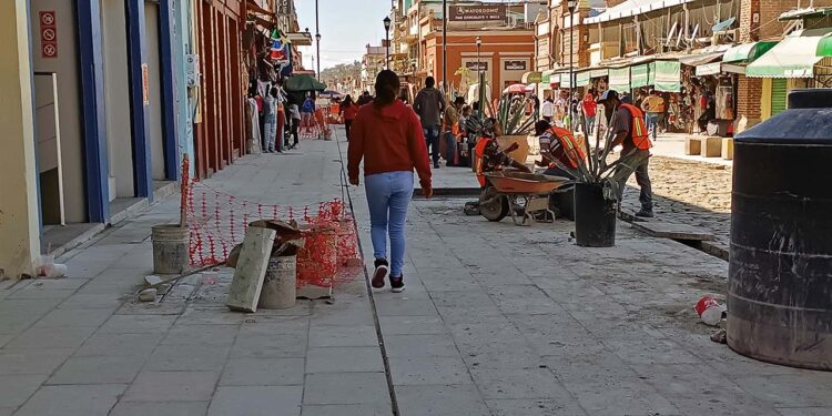 Foto: Lisbeth Reyes Mejía // Trabajadores de la construcción en las obras de rehabilitación en la calle de Flores Magón.