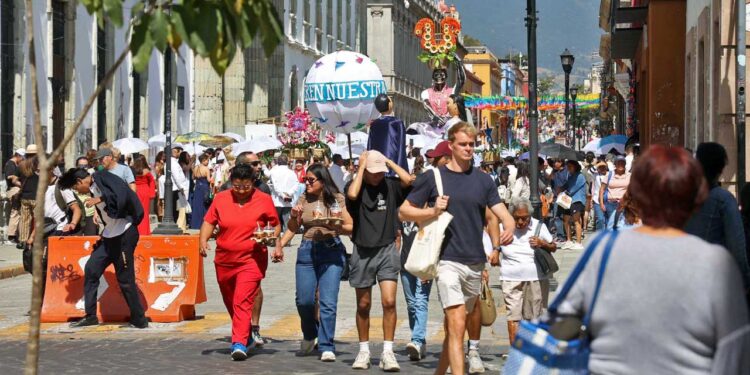 Foto: Luis Alberto Cruz // Turistificación, sin menor control, el arribo de turistas pasó de una bendición a algo parecido a una maldición que trastoca las costumbres oaxaqueñas.