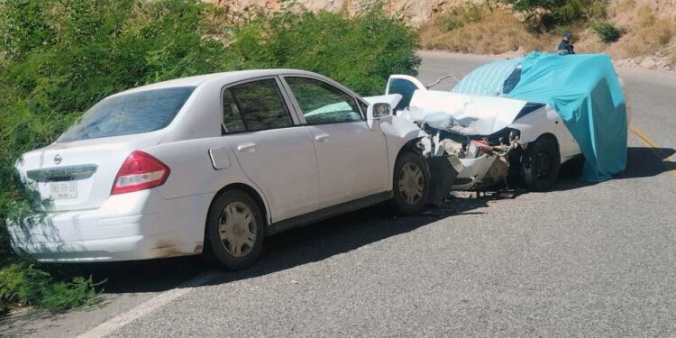 Un choque frontal entre dos vehículos provocó una tragedia y dejó como saldo a dos personas fallecidas.