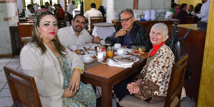 Fotos: Rubén Morales // Un rico desayuno entre amigos.