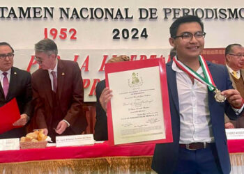Foto: cortesía // Uriel Santiago Velasco recibió este jueves el Premio Nacional de Periodismo 2024.