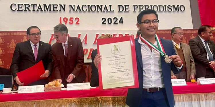 Foto: cortesía // Uriel Santiago Velasco recibió este jueves el Premio Nacional de Periodismo 2024.