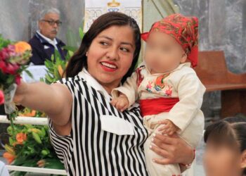 Fotos: Adrián Gaytán // Un Juan Diego, de brazos de su madre es presentado a La Guadalupana.
