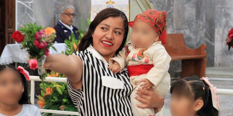 Fotos: Adrián Gaytán // Un Juan Diego, de brazos de su madre es presentado a La Guadalupana.