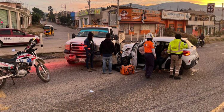 Choque sobre la carretera Oaxaca-Puerto Ángel