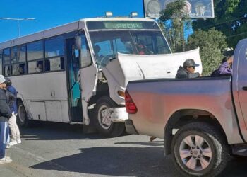 Un transporte con escolares y una camioneta particular se vieron involucrados en una colisión.