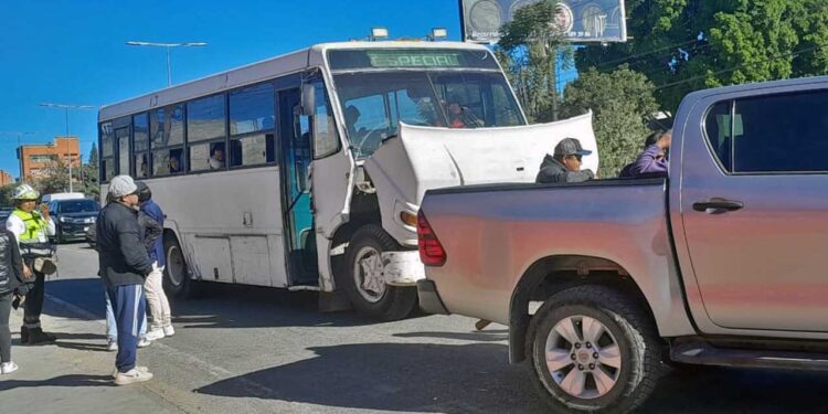 Un transporte con escolares y una camioneta particular se vieron involucrados en una colisión.