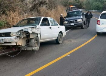 Una camioneta colisionó contra un automóvil la mañana del viernes.