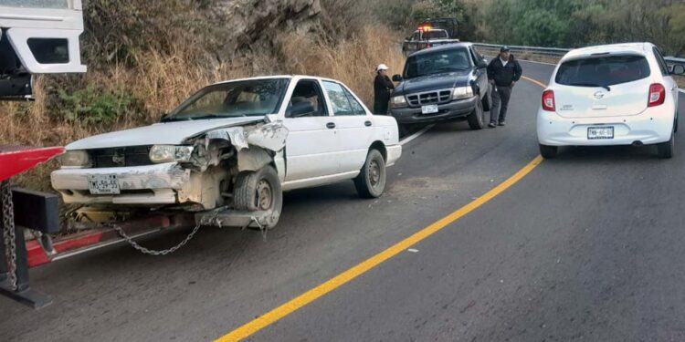 Una camioneta colisionó contra un automóvil la mañana del viernes.