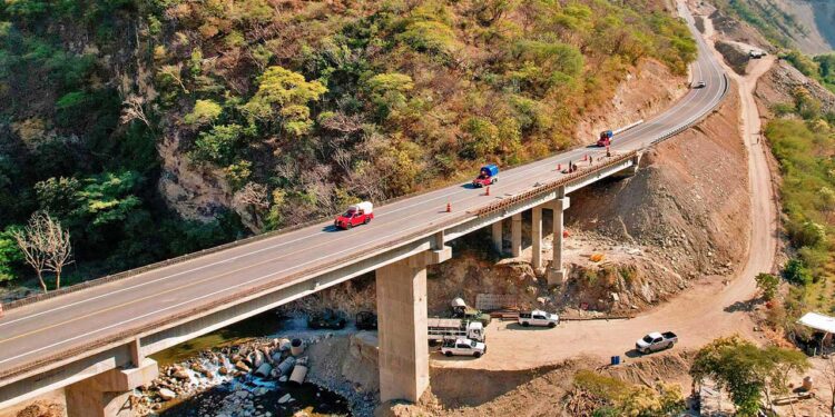 Foto: Gobierno del Estado // Uno de los puentes a punto de concluir en la Super al Istmo.