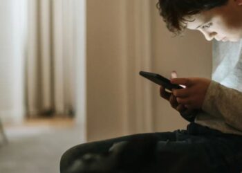 ¿Por qué no es recomendable regalar celulares a niños menores de 16 años?