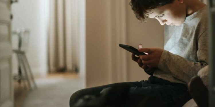 ¿Por qué no es recomendable regalar celulares a niños menores de 16 años?