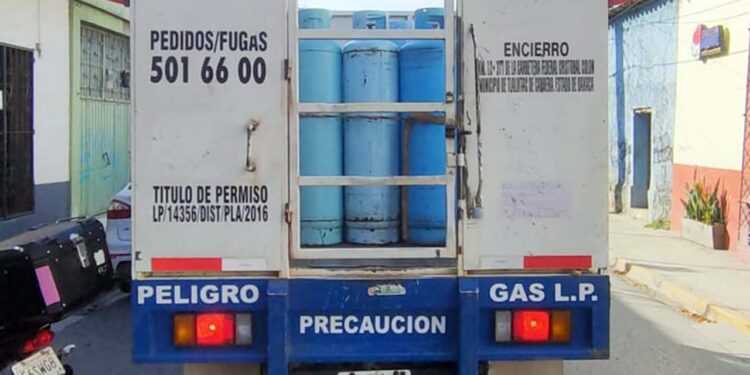 Foto: Adrián Gaytán // Camión repartidor de Gas L.P.