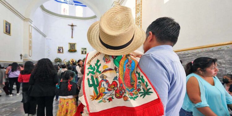 Foto: Adrián Gaytán // La mayoría acudió por motivos religiosos, otros llegaron simplemente para festejar el Día de la Virgen de Guadalupe.