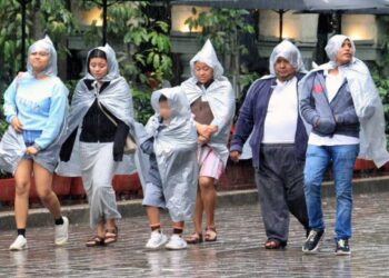 Foto: Adrián Gaytán // En plazas públicas como el Zócalo, Alameda y Santo Domingo los turistas nacionales y extranjeros no modificaron sus itinerarios de visita.