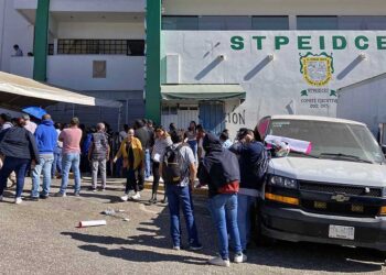 Foto: Luis Alberto Cruz // Zozobra en el sindicato de burócratas por dos motivos, la elección de dirigencia sindical y eliminación de plazas de trabajadores.
