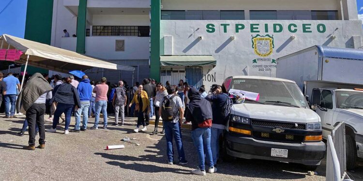 Foto: Luis Alberto Cruz // Zozobra en el sindicato de burócratas por dos motivos, la elección de dirigencia sindical y eliminación de plazas de trabajadores.