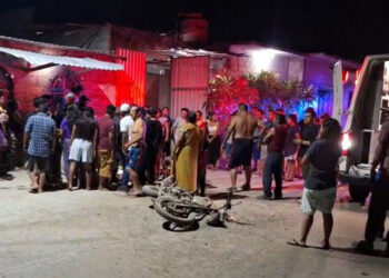 Motociclista sufre grave accidente en las San Blas Atempa; su motocicleta se incendia