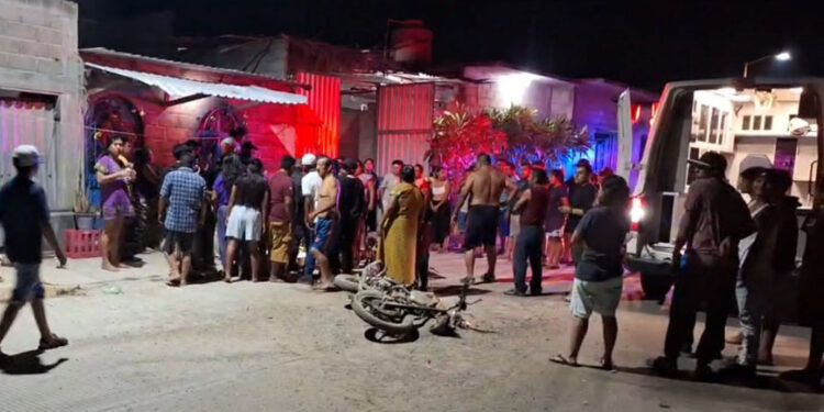 Motociclista sufre grave accidente en las San Blas Atempa; su motocicleta se incendia