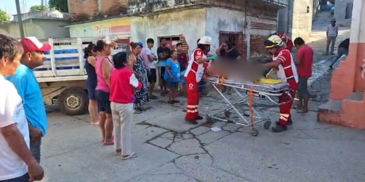 ¡Accidente laboral en Tehuantepec! Repartidor de agua arrolla a su compañera
