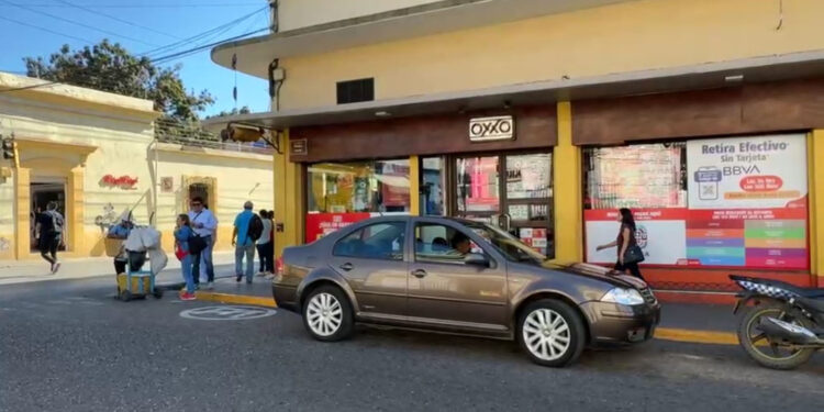 VIDEO | Atracan tienda Oxxo en el Centro Histórico de Oaxaca