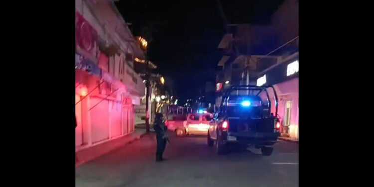 Hombre muere tras ataque a balazos en pleno centro de Pinotepa Nacional