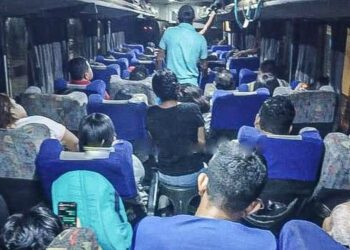 ¡Indignación y riesgo! Autobús de FYPSA transporta pasajeros en bancos de plástico