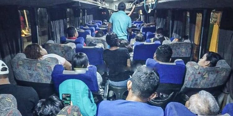 ¡Indignación y riesgo! Autobús de FYPSA transporta pasajeros en bancos de plástico