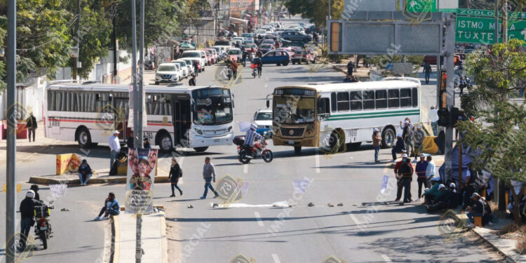 Trabajadores de Salud desquician con bloqueos Oaxaca por adeudos del IMSS-Bienestar