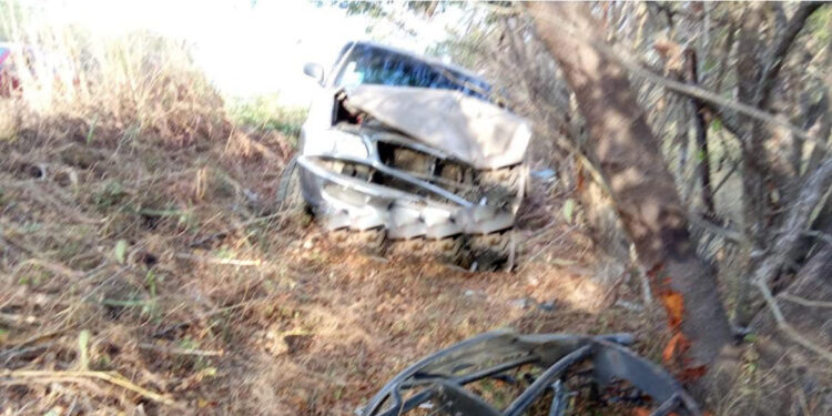 Ebrio conductor provoca choque y huye en la carretera Pinotepa-Acapulco