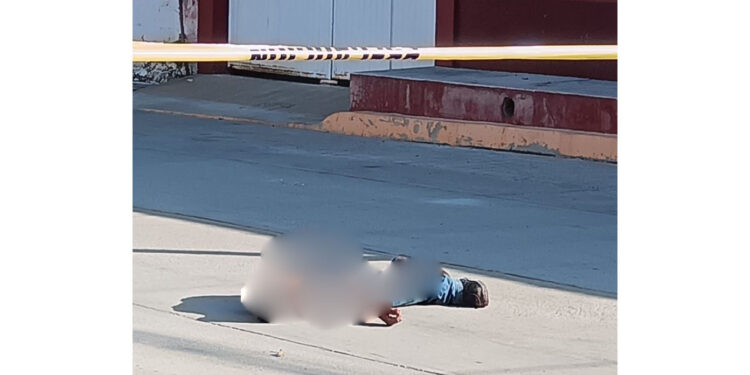 ¡Sangrienta riña! Muere apuñalado en la vía pública en Tehuantepec