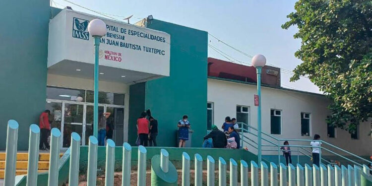 ¡Mujer da a luz en la banqueta del Hospital General en Tuxtepec!
