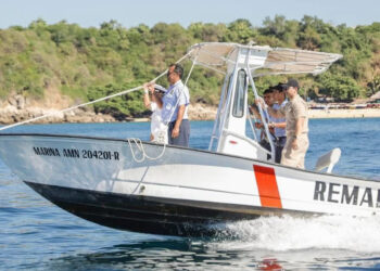 Rescatan con vida a 10 turistas tras volcarse embarcación en Puerto Escondido, Oaxaca