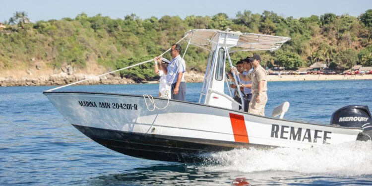 Rescatan con vida a 10 turistas tras volcarse embarcación en Puerto Escondido, Oaxaca