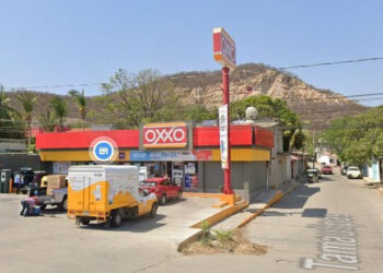 ¡Asalto en Oxxo junto al cuartel de Policía en Tehuantepec!