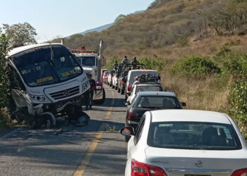 Aparatoso accidente de autobús de la línea Istmeños en la Carretera Costera 200