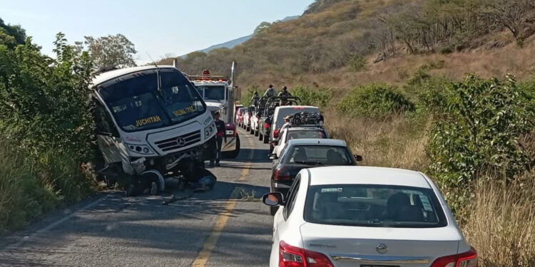 Aparatoso accidente de autobús de la línea Istmeños en la Carretera Costera 200