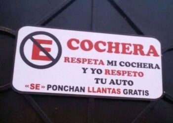 ¿Ponchar llantas o llamar a las autoridades? ¿Hay repercusiones legales?  La polémica detrás de los anuncios en portones