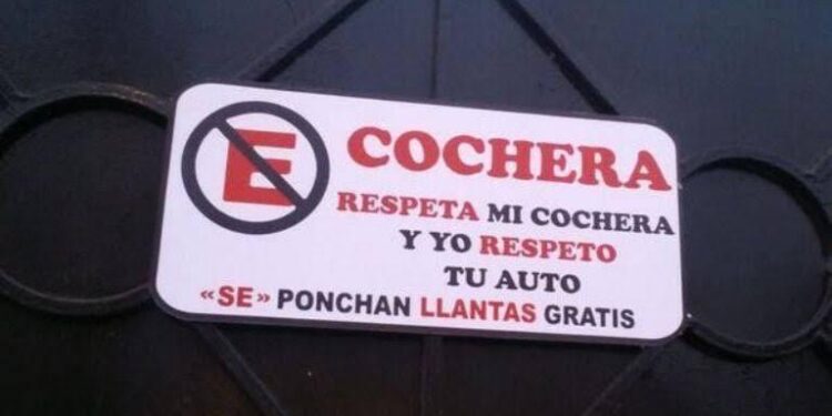 ¿Ponchar llantas o llamar a las autoridades? ¿Hay repercusiones legales?  La polémica detrás de los anuncios en portones